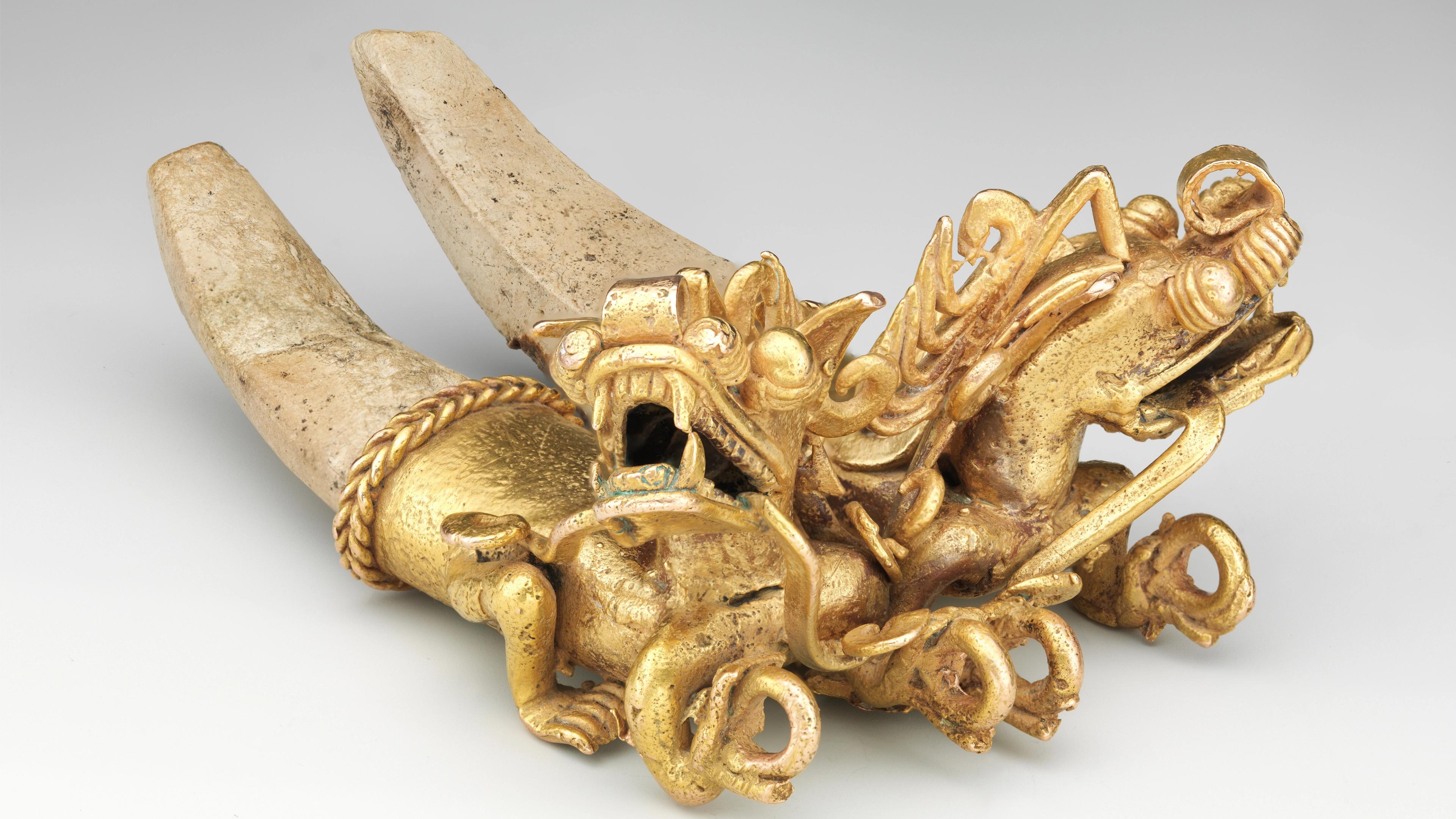 Double Crocodile Pendant, Gold, shell, Cocle (Macaracas)